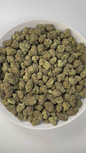 PUFFY Gastro Pop is a balanced hybrid THCa strain, born from the flavorful fusion of Apples & Bananas and Grape Gas. The aroma features a tropical medley with sweet berries and a subtle hint of gas. Visually, the buds are dense and compact, with deep green and soft purple tones, orange pistils, and a frosty white trichome coating. Consumers often report an uplifting euphoria that sparks creativity and sociability, paired with gentle body relaxation that eases stress, anxiety, and discomfort, while also stim