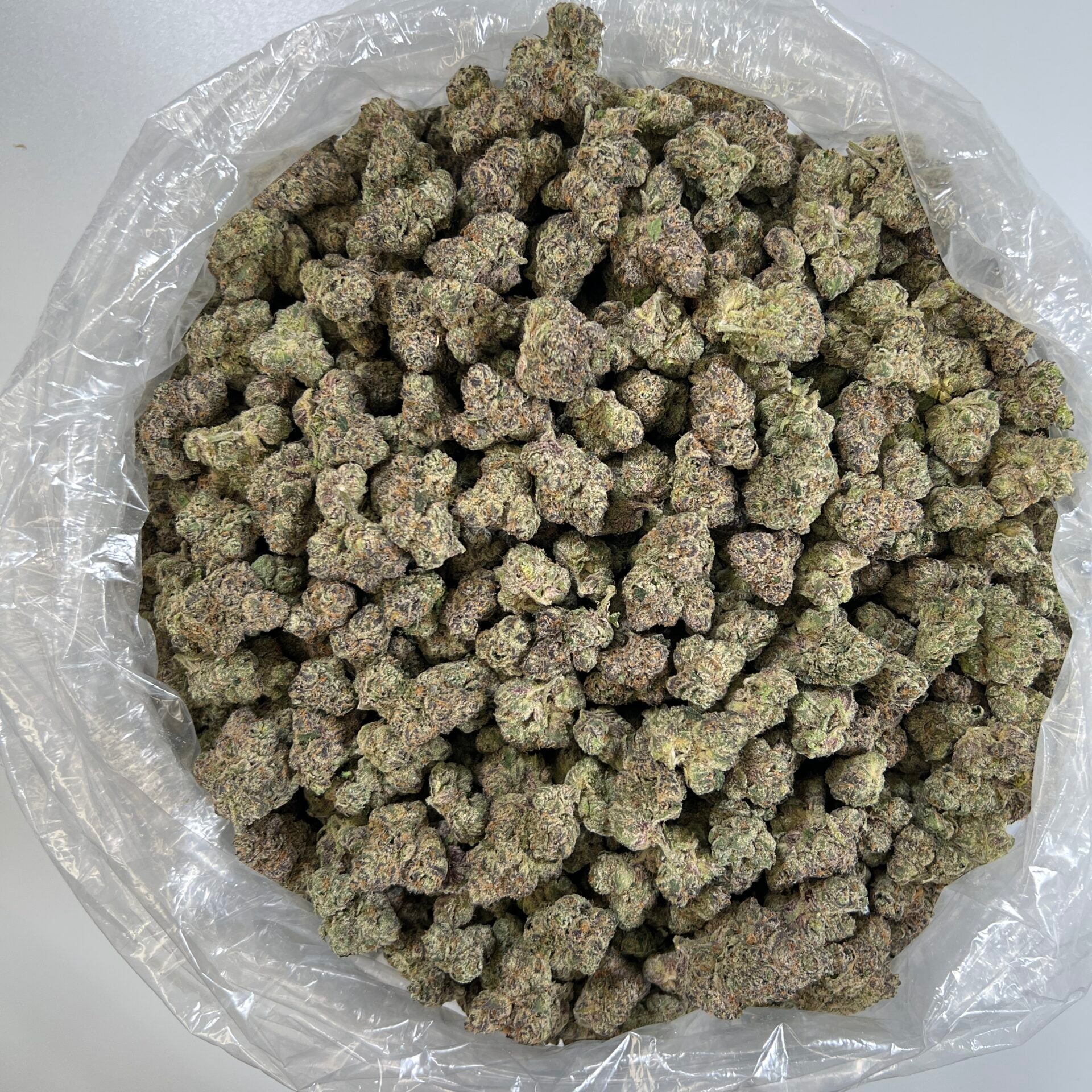 Puffy THC-A Flower Curelato Curelato is a hybrid cross of Gelato with an undisclosed strain. This blend results in a potent blend known for its evenly balanced effects. Its dense flowers boast a deep purple color and a thick coating of resinous trichomes. Users often experience a euphoric and uplifting high, followed by a soothing sense of relaxation. Its flavorful profile, rich aroma, and well-rounded effects make it a popular choice among those seeking a pleasant and enjoyable experience.