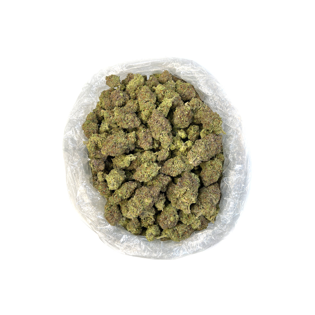 PUFFY Snowman THCa is a captivating hybrid strain known for its balanced effects, offering both uplifting euphoria and deep relaxation. Bred from the popular strains Cookies and Cream and Gelato, it delivers a smooth experience that can enhance mood while providing soothing relief from stress and tension. Snowman is ideal for users seeking a versatile strain suitable for socializing or winding down at the end of the day, and features a range of green shades with highlights of deep violet, golden curly pisti