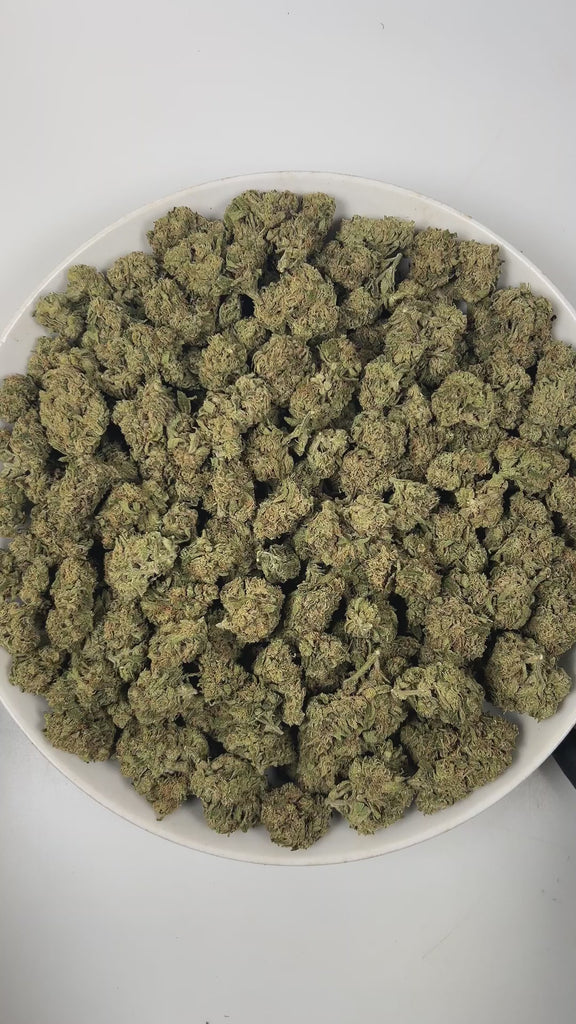 PUFFY Jelly Breath is an indica-dominant hybrid THCa strain, created from the legendary pairing of Mendo Breath and Do‑Si‑Dos. The aroma is a delightful blend of floral notes, sweet undertones, and rich, juicy berries, creating a fragrant and inviting scent that is both fresh and captivating. Visually, the buds are dense and vibrant green, accentuated by deep purple hues and bright orange pistils, all generously coated in a frosty layer of thick trichomes. Consumers often report a deeply calming experience 