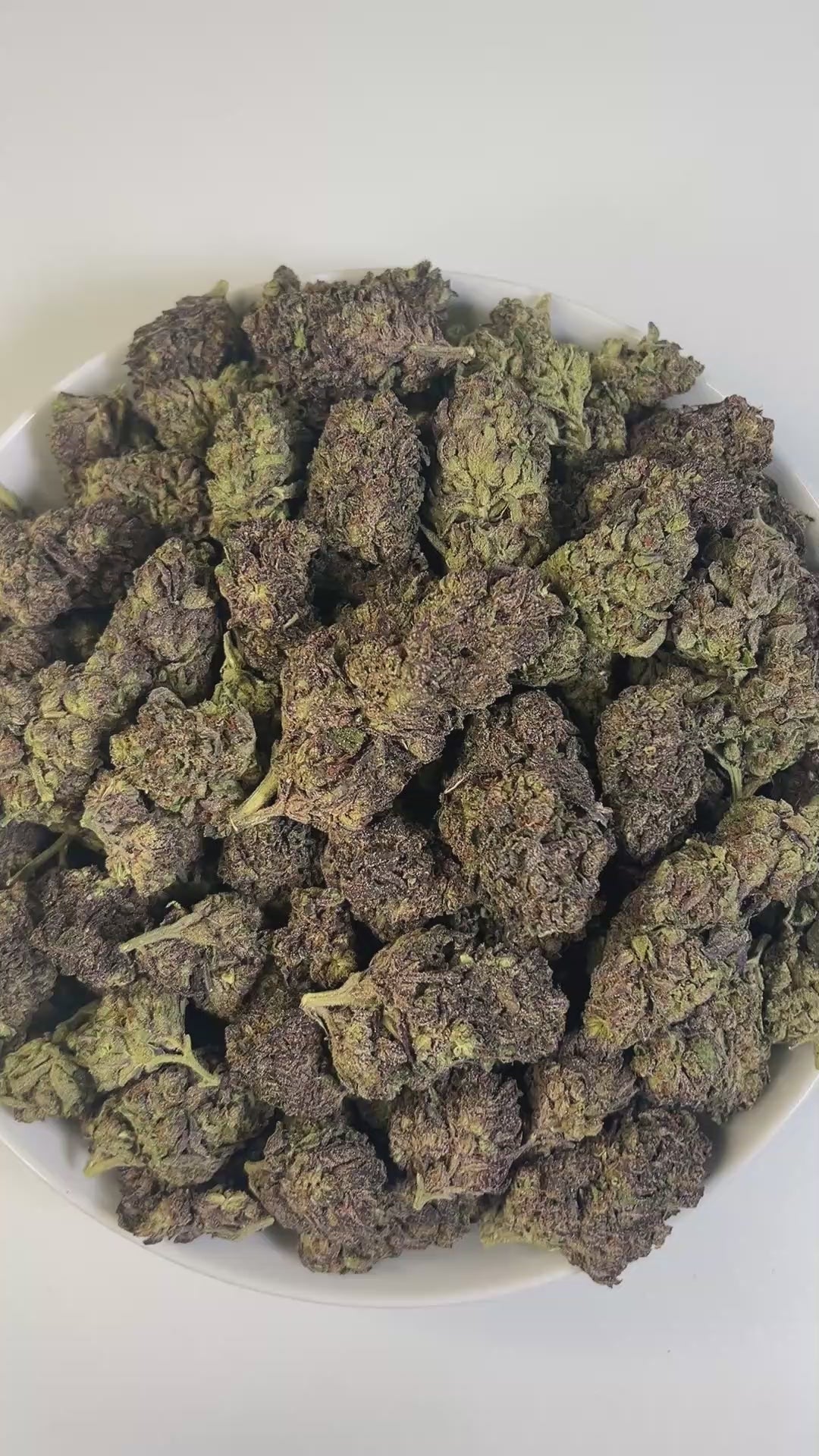 PUFFY Black Truffle is a premium indica-dominant hybrid THCa strain, born from the flavorful cross of Gelato 33 and Chocolate Kush. The aroma is a rich blend of earthy, sweet, and woody notes, with a deep musky undertone that lingers beautifully. Visually, the dense buds range from dark green to deep purple, coated in a thick layer of frosty trichomes and highlighted by bright orange hairs. Consumers often report a euphoric, uplifting mental buzz followed by deep body relaxation and a calming effect, making