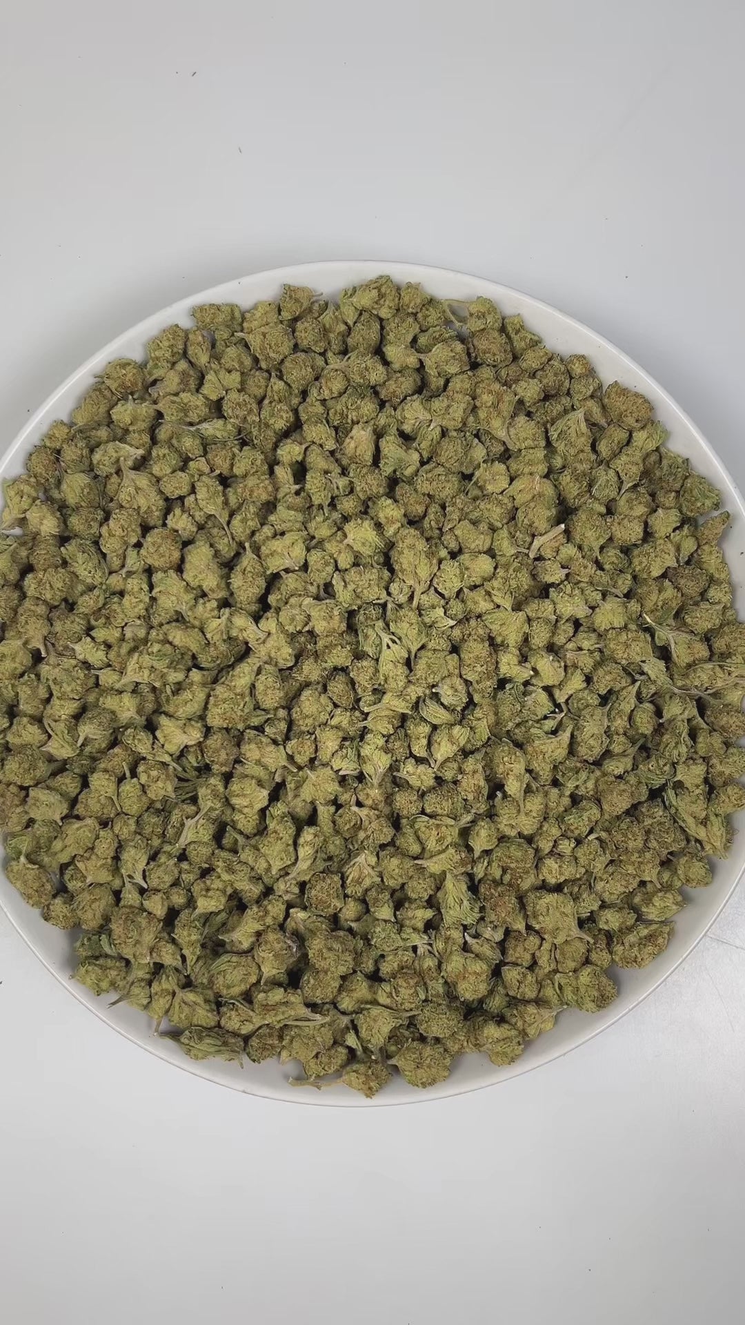 PUFFY London Pound Cake (smalls) is an indica-dominant hybrid THCa strain, created by crossing Sunset Sherbet with a powerful, undisclosed indica. The aroma is tropical and sweet, with notes of fermented grape and candy that create a lively, indulgent scent. Visually, the strain showcases dense, spade-shaped olive green buds with bright orange pistils and a thick, frosty layer of trichomes. Consumers often report a soothing sense of mental clarity and calm focus that gently transitions into deep, full-body 
