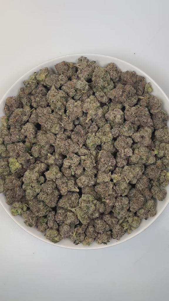 PUFFY Galactic Warhead is a balanced hybrid THCa strain, born from the renowned fusion of Gelato 33 and a mysterious, unnamed cultivar. The aroma is bright and refreshing, bursting with zesty lemons, tropical fruits, and delicate floral notes. Visually, dense green buds with purple hues and fiery orange pistils are coated in sticky trichomes. Consumers often report an immediate euphoria and uplifted, creative mood, accompanied by a relaxed body sensation and calmness, making it ideal for stress relief, mood