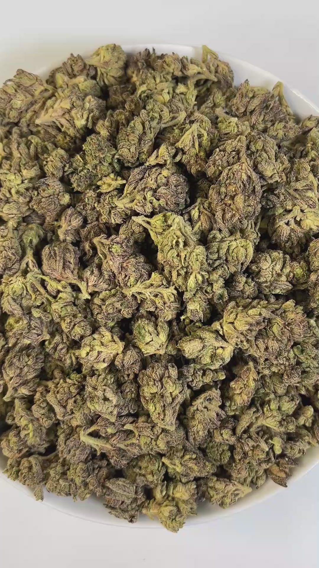 PUFFY LA Pop Rocks is a potent indica-dominant hybrid THCa strain crafted from the flavorful cross of Triangle Kush BX2 and Z Animal. The aroma is a captivating mix of sweet and fruity tones, layered with a strong gassy kick that gives it a bold and memorable presence. The flavor profile mirrors this with a sweet and sour apple candy taste, complemented by subtle notes of spicy black pepper and nutty mint. Visually, the buds are long and pepper-shaped with a minty green hue, thick orange pistils, and a gene