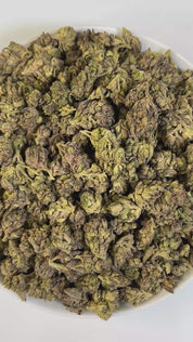 PUFFY LA Pop Rocks is a potent indica-dominant hybrid THCa strain crafted from the flavorful cross of Triangle Kush BX2 and Z Animal. The aroma is a captivating mix of sweet and fruity tones, layered with a strong gassy kick that gives it a bold and memorable presence. The flavor profile mirrors this with a sweet and sour apple candy taste, complemented by subtle notes of spicy black pepper and nutty mint. Visually, the buds are long and pepper-shaped with a minty green hue, thick orange pistils, and a gene