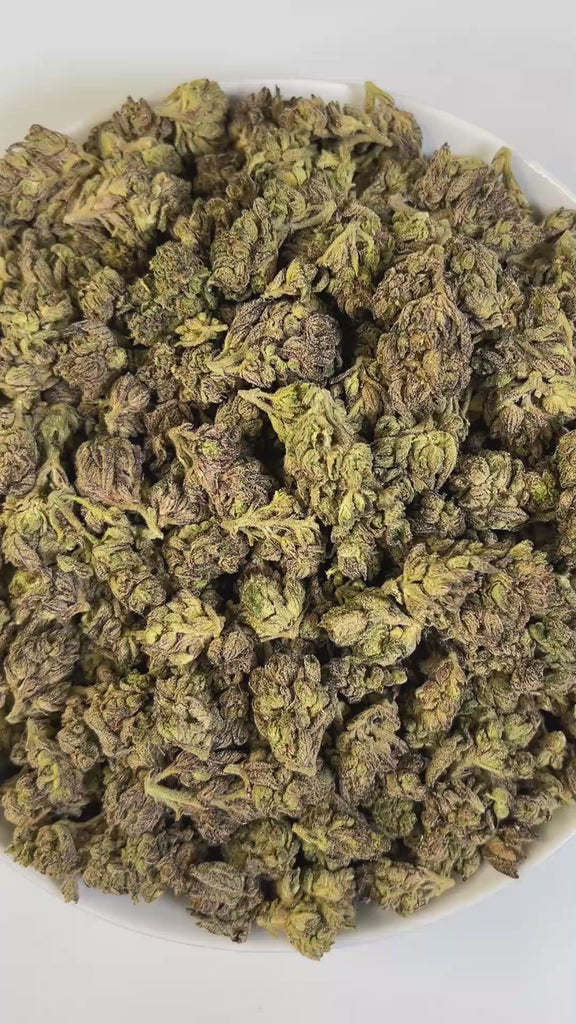 PUFFY LA Pop Rocks is a potent indica-dominant hybrid THCa strain crafted from the flavorful cross of Triangle Kush BX2 and Z Animal. The aroma is a captivating mix of sweet and fruity tones, layered with a strong gassy kick that gives it a bold and memorable presence. The flavor profile mirrors this with a sweet and sour apple candy taste, complemented by subtle notes of spicy black pepper and nutty mint. Visually, the buds are long and pepper-shaped with a minty green hue, thick orange pistils, and a gene