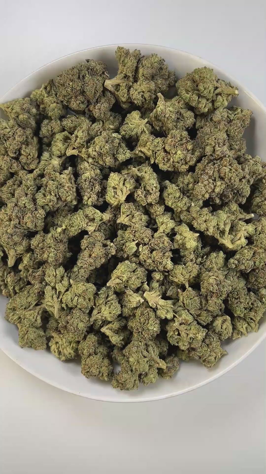 PUFFY Berry Pie is a sativa-dominant hybrid THCa strain, created by crossing Girl Scout Cookies (GSC) and Blueberry. The aroma exudes a luscious blend of ripe berries, tropical sweetness, and juicy peaches, offering a vibrant and fruity fragrance that’s both refreshing and indulgent. Visually, dense green buds with hints of purple and bright orange pistils glisten under a coat of frosty trichomes. Consumers often report an uplifting, euphoric high that sharpens focus and boosts energy, helping ease feelings