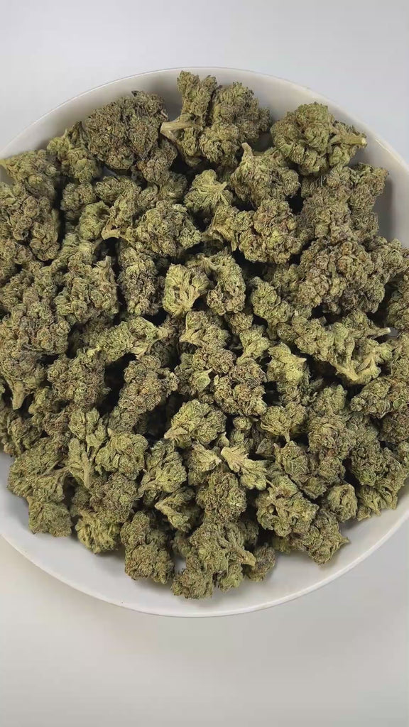 PUFFY Berry Pie is a sativa-dominant hybrid THCa strain, created by crossing Girl Scout Cookies (GSC) and Blueberry. The aroma exudes a luscious blend of ripe berries, tropical sweetness, and juicy peaches, offering a vibrant and fruity fragrance that’s both refreshing and indulgent. Visually, dense green buds with hints of purple and bright orange pistils glisten under a coat of frosty trichomes. Consumers often report an uplifting, euphoric high that sharpens focus and boosts energy, helping ease feelings