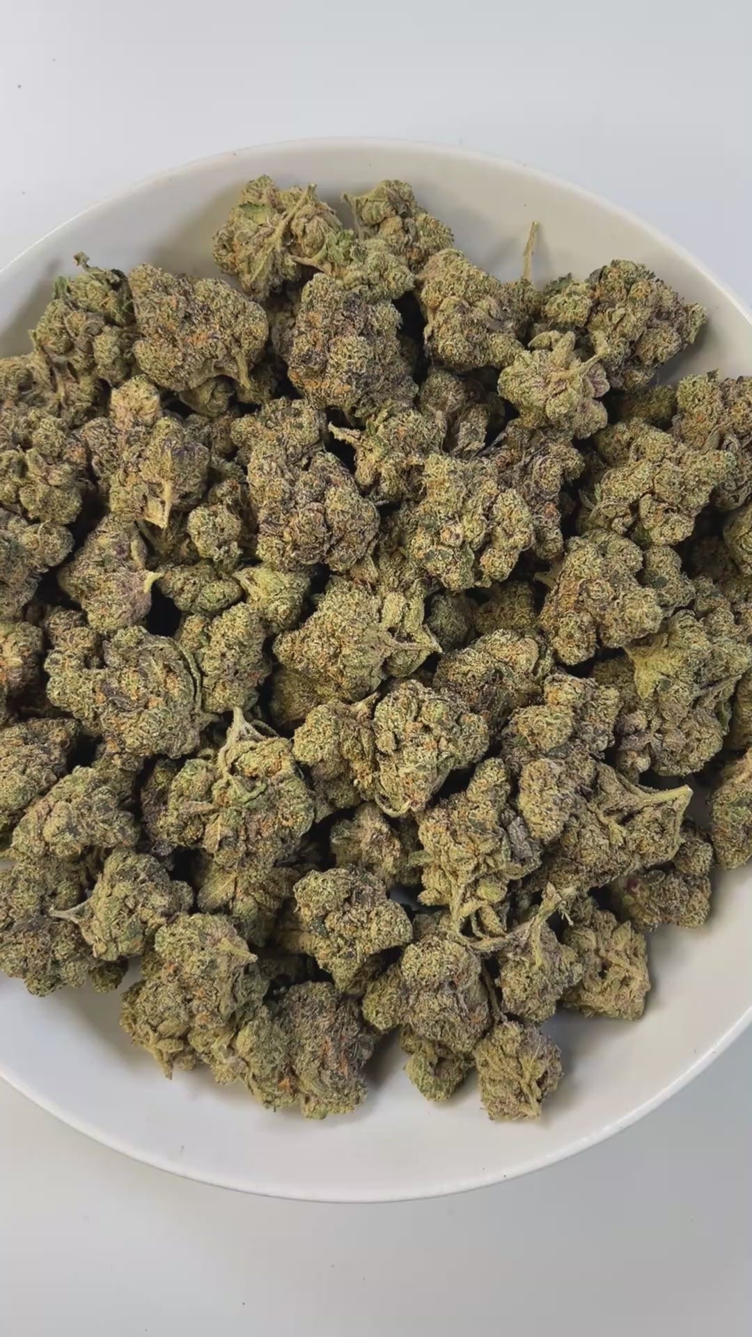 PUFFY Lazer Fuel is a powerful hybrid THCa strain, expertly crafted from the cross of Gary Payton and Falcon 9. The aroma is a complex and striking blend of zesty lemon peels, sharp chemical undertones, warm spices, and earthy notes of tar. Visually dense and fluffy, this pepper-shaped bud features forest green hues, bright orange pistils, and a thick, frosty coating of chunky white trichomes that make it truly unique. Consumers often report an immediate cerebral uplift that sparks creativity and sociabilit