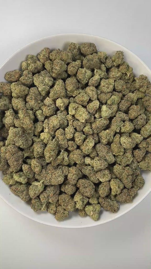 PUFFY Gastro Pop is a balanced hybrid THCa strain, born from the flavorful fusion of Apples & Bananas and Grape Gas. The aroma features a tropical medley with sweet berries and a subtle hint of gas. Visually, the buds are dense and compact, with deep green and soft purple tones, orange pistils, and a frosty white trichome coating. Consumers often report an uplifting euphoria that sparks creativity and sociability, paired with gentle body relaxation that eases stress, anxiety, and discomfort, while also stim
