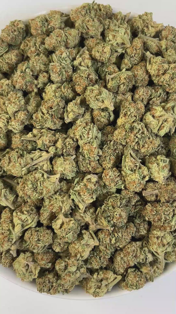 PUFFY Illemonati is a sativa-dominant hybrid THCa strain born from the flavorful union of Gelonade and Biscotti. The aroma is a rich blend of earthy and gassy notes, brightened by a sharp, refreshing hint of citrus. Visually, medium to large dense conical buds display a blend of forest and lime greens with occasional purple swirls, coated in glistening trichomes and accented by fiery orange pistils. Consumers often describe the experience as bright and invigorating, sparking creativity, sharpening focus, an