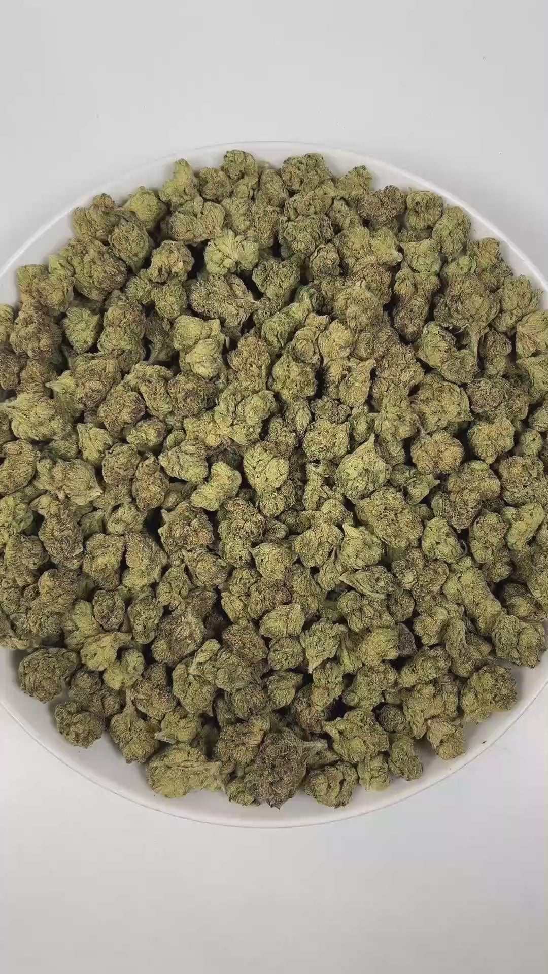 PUFFY Lemon ZKZ is a sativa-dominant hybrid THCa strain, the result of a legendary fusion between the iconic Las Vegas Lemon Skunk and ZKZ. The aroma opens with bright, zesty notes of lemon, layered with a sweet, candy-like essence, and finishes with a distinct, pungent gassy undertone. Visually, dense grass green buds with purple hues and fiery orange pistils are coated in sticky trichomes. Consumers often report an initial burst of uplifting, creative, and energizing cerebral effects, followed by feelings