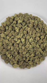 PUFFY Lemon ZKZ is a sativa-dominant hybrid THCa strain, the result of a legendary fusion between the iconic Las Vegas Lemon Skunk and ZKZ. The aroma opens with bright, zesty notes of lemon, layered with a sweet, candy-like essence, and finishes with a distinct, pungent gassy undertone. Visually, dense grass green buds with purple hues and fiery orange pistils are coated in sticky trichomes. Consumers often report an initial burst of uplifting, creative, and energizing cerebral effects, followed by feelings