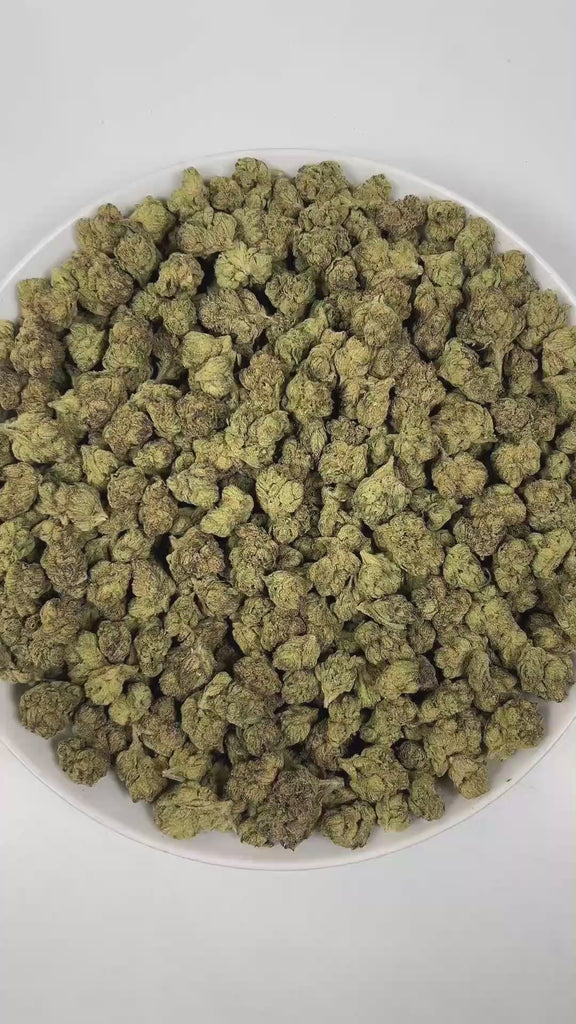 PUFFY Lemon ZKZ is a sativa-dominant hybrid THCa strain, the result of a legendary fusion between the iconic Las Vegas Lemon Skunk and ZKZ. The aroma opens with bright, zesty notes of lemon, layered with a sweet, candy-like essence, and finishes with a distinct, pungent gassy undertone. Visually, dense grass green buds with purple hues and fiery orange pistils are coated in sticky trichomes. Consumers often report an initial burst of uplifting, creative, and energizing cerebral effects, followed by feelings