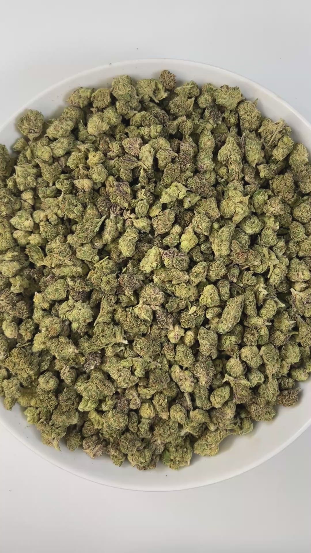 PUFFY Candy Runtz (smalls) is a balanced hybrid THCa strain, born from the legendary cross of ZKZ and Gelato. A bold blend of sharp gas, sweet candy, and refreshing mint creates a rich, layered aroma that’s both striking and memorable. Visually dense buds, frosty with bright orange pistils and purple accents. Consumers often describe an initial wave of euphoria that sparks creativity and uplift, gradually easing into a calm, relaxing state.
