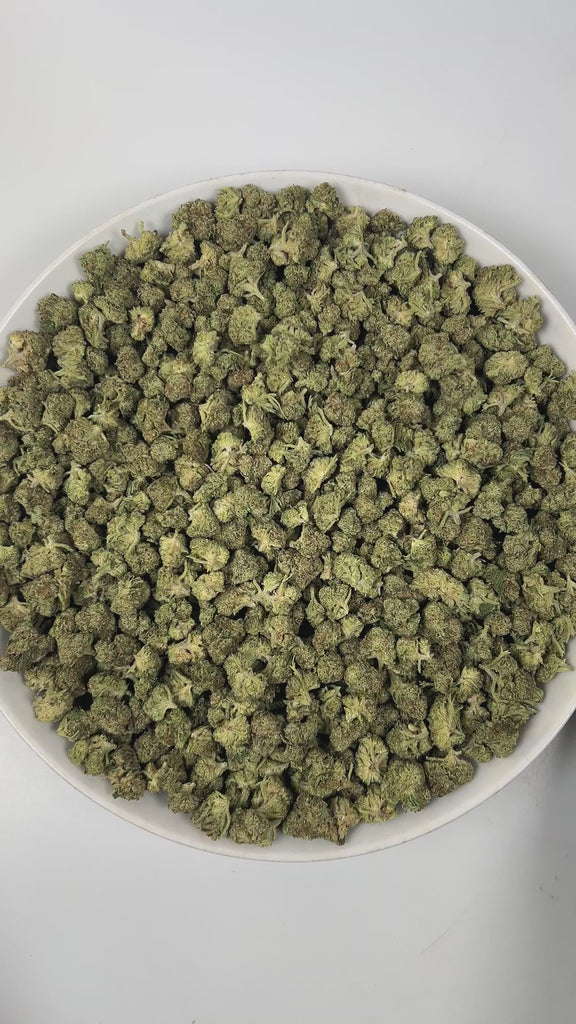 PUFFY LA Kush Cake (smalls) is an indica-dominant hybrid THCa strain, created from the legendary pairing of LA Confidential and Wedding Cake. The aroma opens with rich earthy notes, smoothly layered with a creamy softness and finished by a refreshing hint of mint. Visually, dense green buds shimmer with resin, highlighted by orange pistils and frosty trichomes. Consumers often report a soothing body relaxation, uplifted mood, gentle mental clarity, and a noticeable boost in appetite.