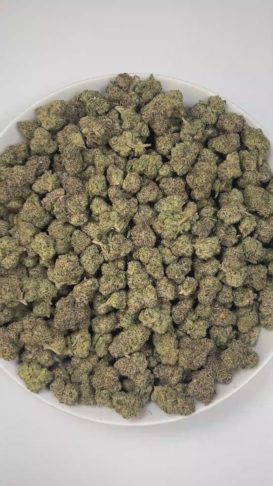 PUFFY Super Runtz is a hybrid THCa strain, expertly crafted from a potent cross between Super Lemon Cherry Gelato and Runtz. The aroma bursts with sweet candy notes layered over sharp lemon and a bold gassy finish, creating a uniquely enticing scent. Visually, the buds feature chunky or elongated forms in deep green and purple, lit with orange pistils and coated in sugar-like frosty trichomes. Consumers often report an uplifting wave of euphoria that brightens the mood, gradually melting into deep relaxatio