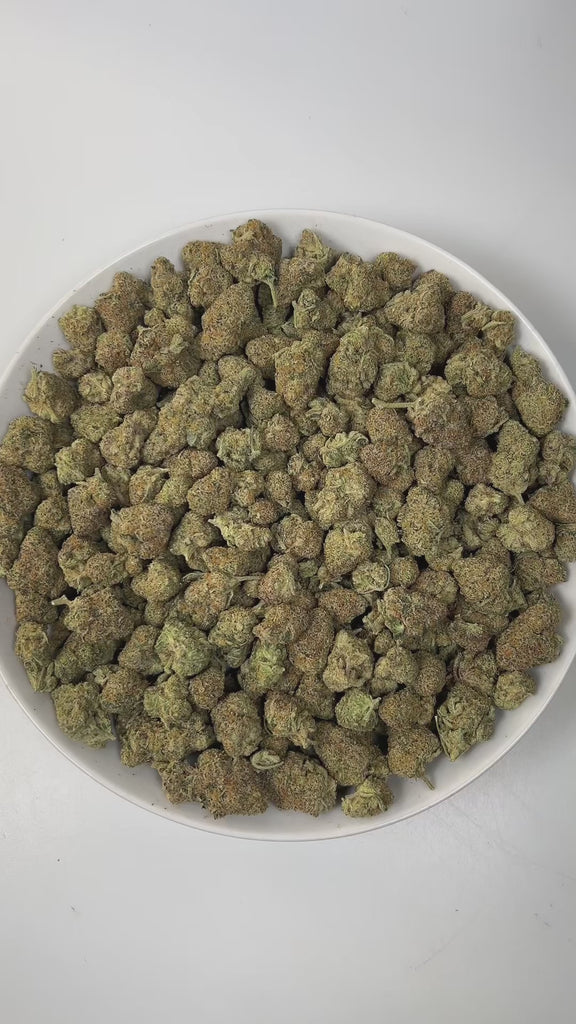 PUFFY The Wiz is a sativa-dominant hybrid THCa strain hailing from the legendary OG Kush lineage. The aroma opens with bright, zesty lemon notes layered over a rich earthy base, finished with a mouthwatering, juicy freshness that instantly draws you in. Visually, dense light-green buds showcase subtle purple hues and fiery orange pistils, all lavishly coated in a thick layer of sticky, glistening trichomes. Consumers often report a powerful cerebral head rush that delivers uplifting, energizing, and euphori