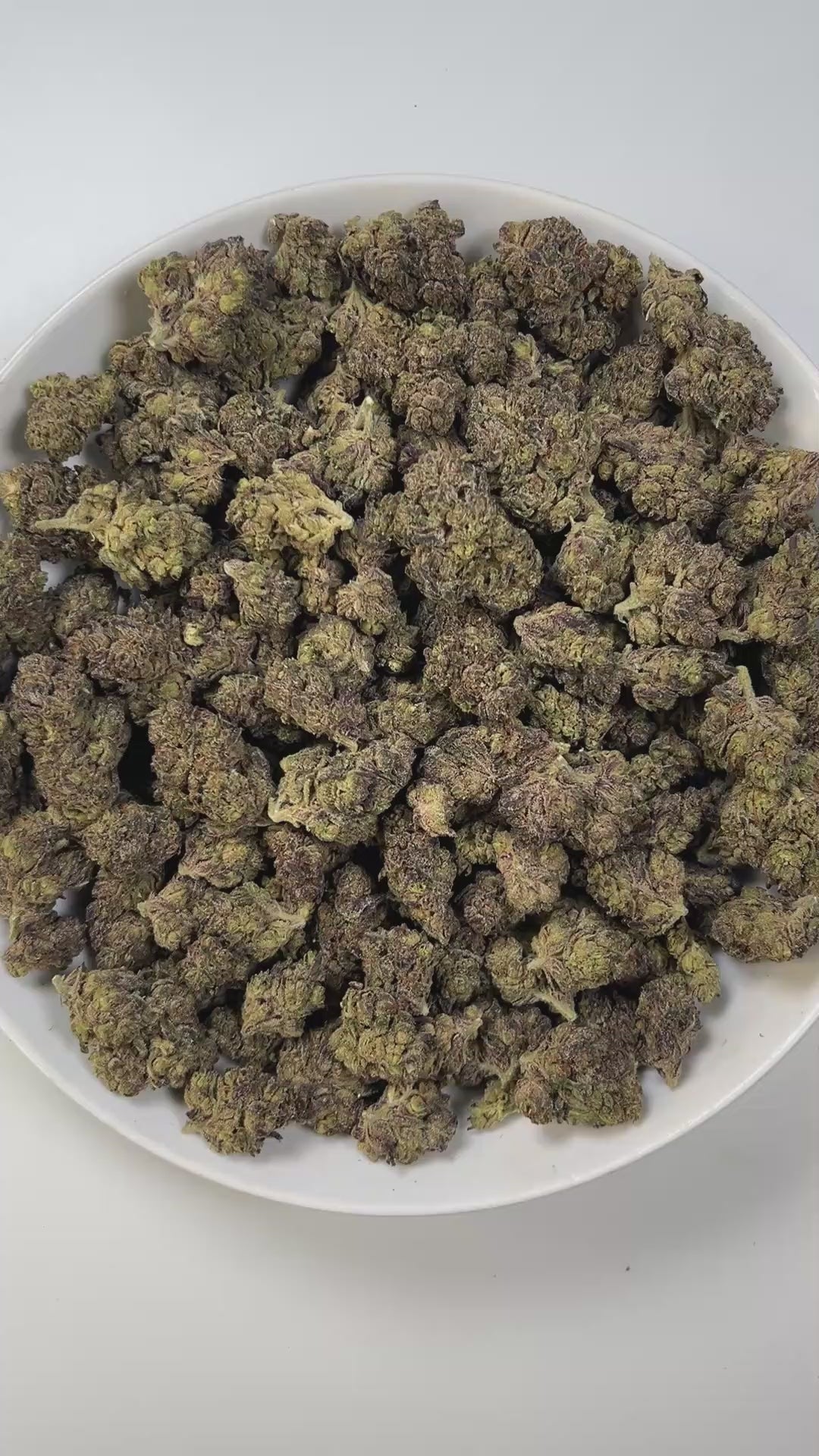 PUFFY Hash Burger is an indica-dominant hybrid THCa strain, born from the masterful cross between Han Solo Hash Plant × Double Burger. The aroma is rich and grounding, with earthy undertones complemented by herbal and woody notes. Visually, dense forest-green buds with purple hues and fiery orange pistils are coated in sticky trichomes. Consumers often report an experience that begins with a euphoric cerebral rush, gradually easing into deep body relaxation that delivers uplifting, mood-enhancing effects id