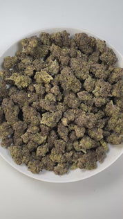 PUFFY Hash Burger is an indica-dominant hybrid THCa strain, born from the masterful cross between Han Solo Hash Plant × Double Burger. The aroma is rich and grounding, with earthy undertones complemented by herbal and woody notes. Visually, dense forest-green buds with purple hues and fiery orange pistils are coated in sticky trichomes. Consumers often report an experience that begins with a euphoric cerebral rush, gradually easing into deep body relaxation that delivers uplifting, mood-enhancing effects id