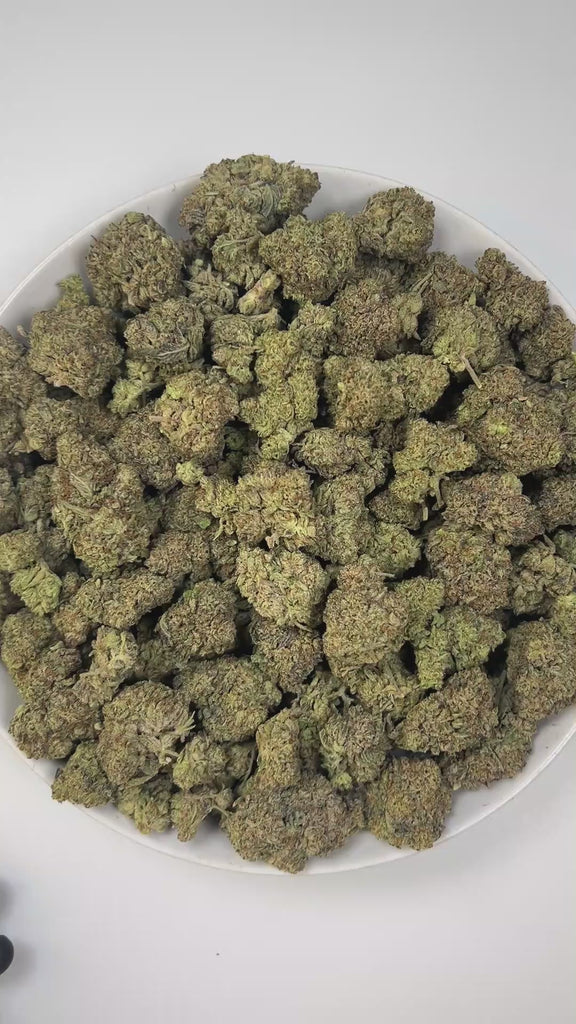 PUFFY Frosted ORZ is an indica-dominant hybrid THCa strain, crafted from the legendary lineage of Cookies N Cream × Secret Weapon. The aroma exudes creamy chocolate richness layered with deep earthy undertones, creating a warm and indulgent scent experience. Visually striking, the dense green buds showcase subtle purple hues, fiery orange hairs, and a heavy coat of frosty trichomes. Consumers often note an uplifting spark of creativity and euphoria that flows into a relaxed, calm state while keeping convers