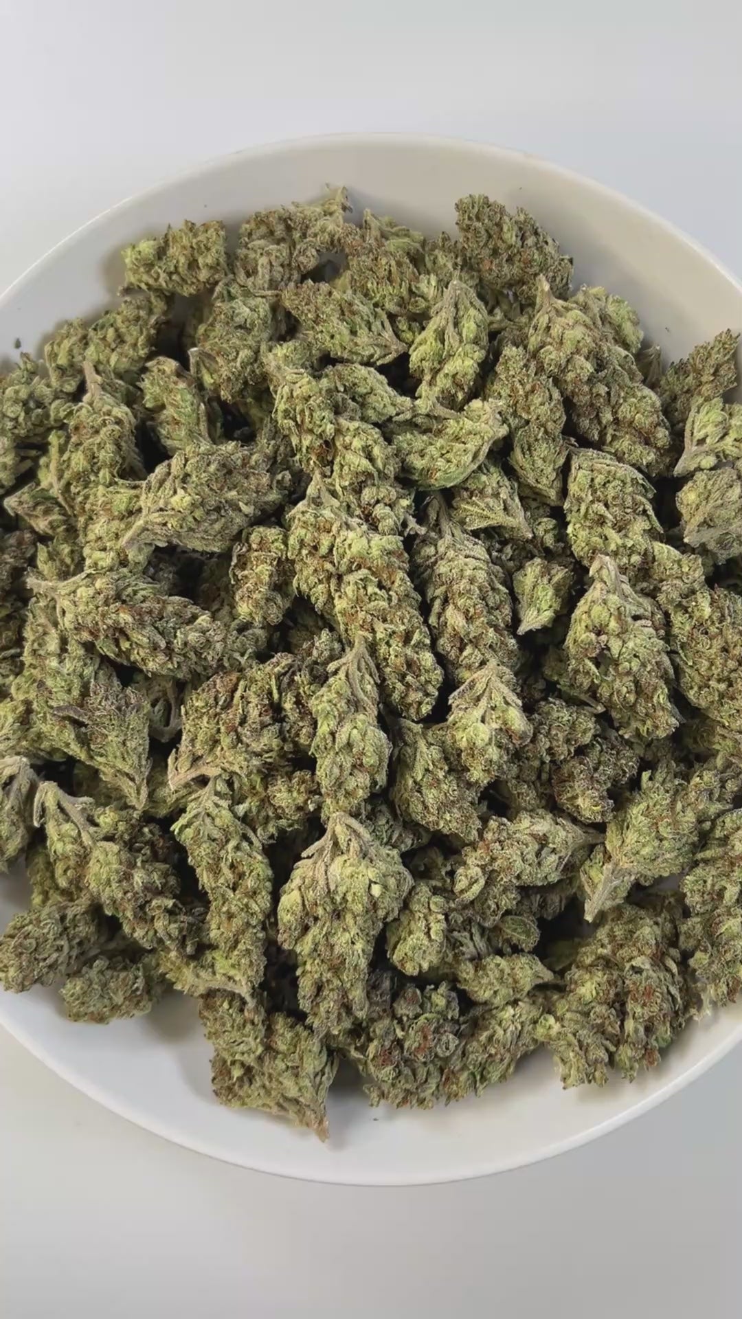 PUFFY Do-Si-Do is an indica-dominant hybrid THCa strain, born from the legendary cross of Girl Scout Cookies (GSC) × Face Off OG. A bold aroma that opens with sharp gassy notes, layered with a sweet candy-like undertone and finished with a distinct chemical edge, creating a pungent yet intriguing profile. Visually striking, with dense medium buds in deep green and purple tones, accented by bright orange pistils and a frosty coat of milky-white trichomes. Consumers often report a calming body high with uplif
