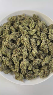 PUFFY Do-Si-Do is an indica-dominant hybrid THCa strain, born from the legendary cross of Girl Scout Cookies (GSC) × Face Off OG. A bold aroma that opens with sharp gassy notes, layered with a sweet candy-like undertone and finished with a distinct chemical edge, creating a pungent yet intriguing profile. Visually striking, with dense medium buds in deep green and purple tones, accented by bright orange pistils and a frosty coat of milky-white trichomes. Consumers often report a calming body high with uplif