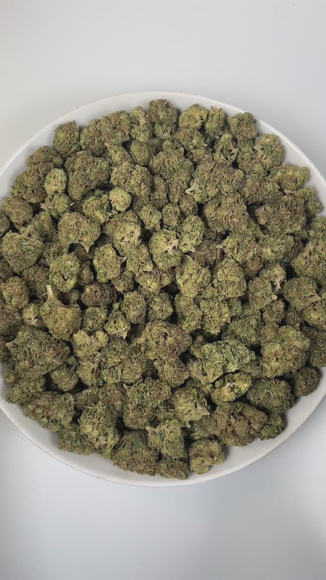 PUFFY Modified Sunset is an indica-dominant hybrid THCa strain, born from the iconic fusion of Sunset Sherbet and a carefully chosen hybrid. The aroma opens with sharp, earthy grassy notes, intertwined with pungent diesel undertones and a subtle, spicy peppery kick. Visually, the buds are dense, showcasing vibrant green hues with deep purple undertones, accented by bright orange pistils and enveloped in a thick, frosty layer of trichomes. Consumers often report an initial wave of smooth cerebral uplift pair