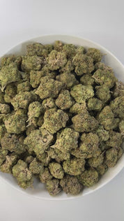 PUFFY Facetz is a potent Indica-dominant hybrid THCa strain, born from the flavorful cross of Pavé and Gastro Pop. The aroma is a vibrant blend of tropical and fruity notes, think ripe mango, citrus, and pineapple, balanced by a bold, gassy undertone that adds depth and lingers on the senses. Visually, the buds are dense and frosty, showcasing vibrant purple, green, and orange hues with a gem-like sparkle. Consumers often describe a bright cerebral lift that enhances mood and sharpens the senses, followed b