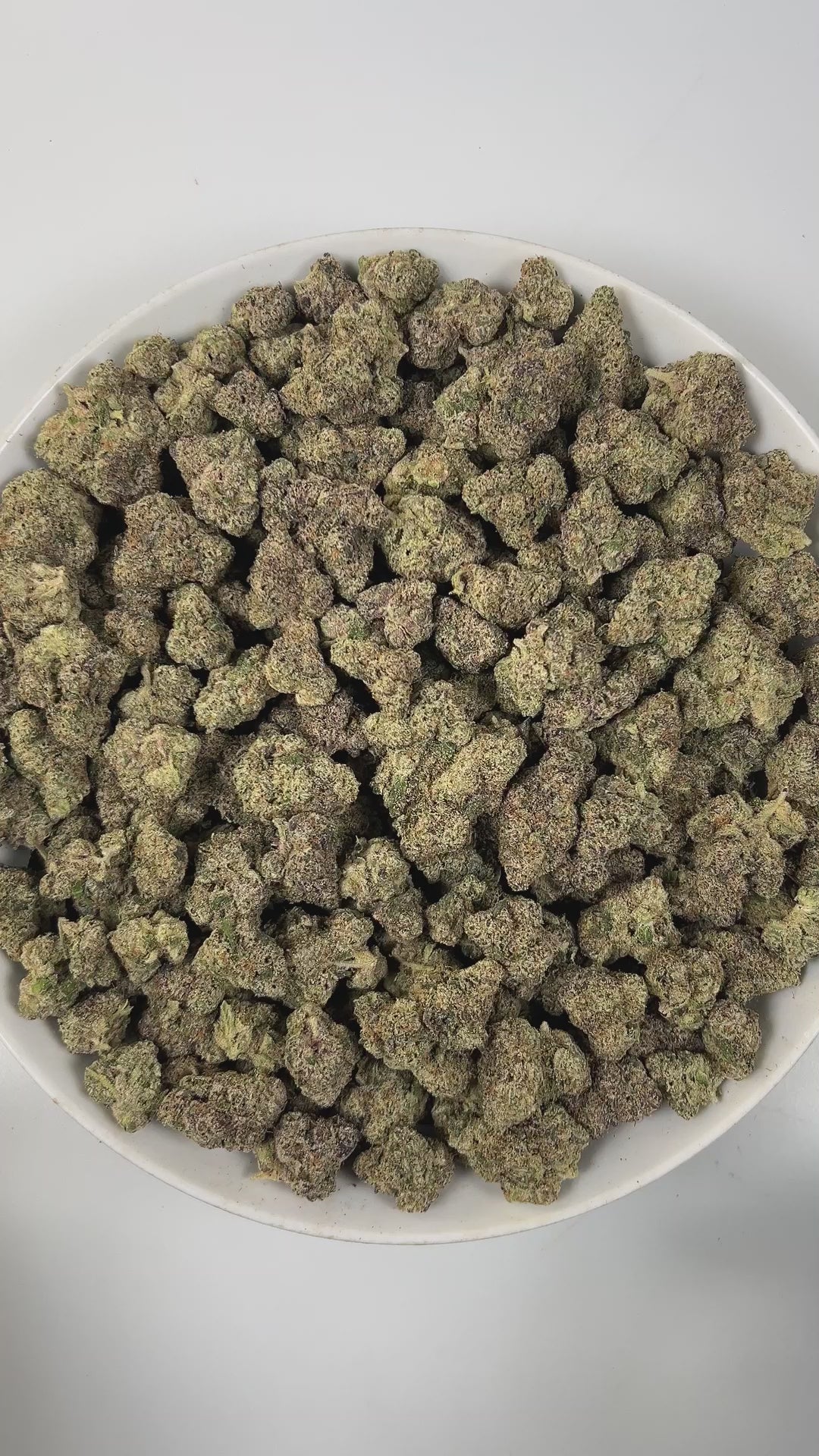 PUFFY Kushy Runtz is an indica-dominant hybrid THCa strain, born from the legendary pairing of Kush and Runtz. The aroma bursts with sweet candy notes, layered with tropical fruitiness and a distinctive gassy undertone. Visually, dense forest green buds with purple hues and fiery orange pistils are coated in sticky trichomes. Consumers often report a relaxing, calming body sensation paired with a happy, uplifted mood, featuring a smooth onset that can lead to deep, soothing relaxation.