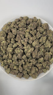 PUFFY Kushy Runtz is an indica-dominant hybrid THCa strain, born from the legendary pairing of Kush and Runtz. The aroma bursts with sweet candy notes, layered with tropical fruitiness and a distinctive gassy undertone. Visually, dense forest green buds with purple hues and fiery orange pistils are coated in sticky trichomes. Consumers often report a relaxing, calming body sensation paired with a happy, uplifted mood, featuring a smooth onset that can lead to deep, soothing relaxation.