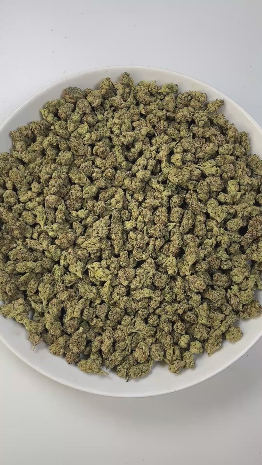 PUFFY White Runtz (smalls) is a balanced hybrid THCa strain, created from a cross between Gelato and ZKZ. The aroma bursts with sweet candy notes blended with zesty oranges and a bold hint of gas. Visually, the buds are dense and frosty, showcasing vibrant green hues with occasional purple accents, all coated in a thick layer of white trichomes. Consumers frequently describe experiencing a euphoric and uplifting sensation, accompanied by an improved mood and a gentle, soothing sense of relaxation.
