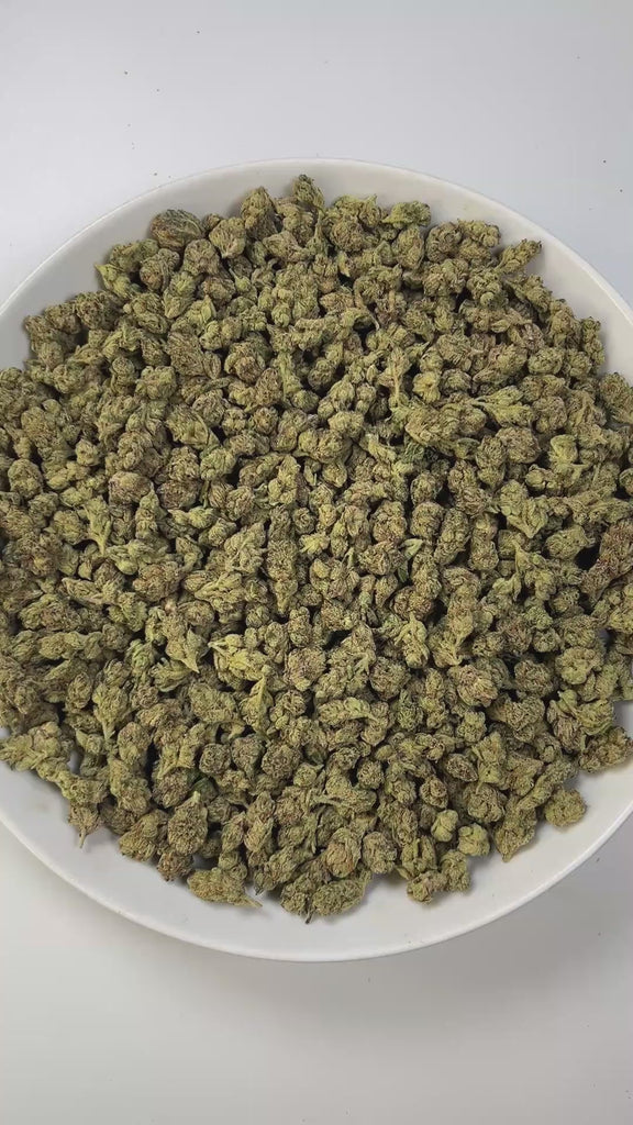 PUFFY White Runtz (smalls) is a balanced hybrid THCa strain, created from a cross between Gelato and ZKZ. The aroma bursts with sweet candy notes blended with zesty oranges and a bold hint of gas. Visually, the buds are dense and frosty, showcasing vibrant green hues with occasional purple accents, all coated in a thick layer of white trichomes. Consumers frequently describe experiencing a euphoric and uplifting sensation, accompanied by an improved mood and a gentle, soothing sense of relaxation.
