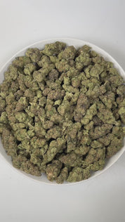 PUFFY TK41 is a balanced hybrid THCa strain, born from the renowned cross of Triangle Kush × Gelato #41. The aroma opens with a rich, creamy sweetness, layered with warm, inviting spices and a subtle hint of smooth vanilla that lingers gently in the senses. Visually, dense bright green buds with purple hues and fiery orange pistils are coated in sticky trichomes. Consumers often report a combination of tingly sensations, deep relaxation, and uplifting euphoria, describing an experience that soothes the body