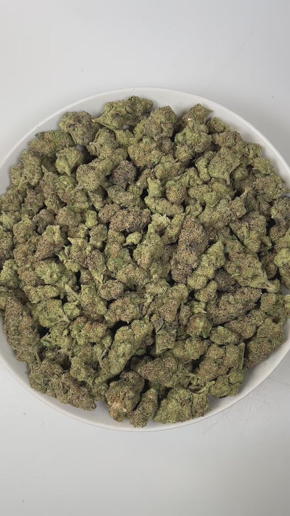 PUFFY TK41 is a balanced hybrid THCa strain, born from the renowned cross of Triangle Kush × Gelato #41. The aroma opens with a rich, creamy sweetness, layered with warm, inviting spices and a subtle hint of smooth vanilla that lingers gently in the senses. Visually, dense bright green buds with purple hues and fiery orange pistils are coated in sticky trichomes. Consumers often report a combination of tingly sensations, deep relaxation, and uplifting euphoria, describing an experience that soothes the body