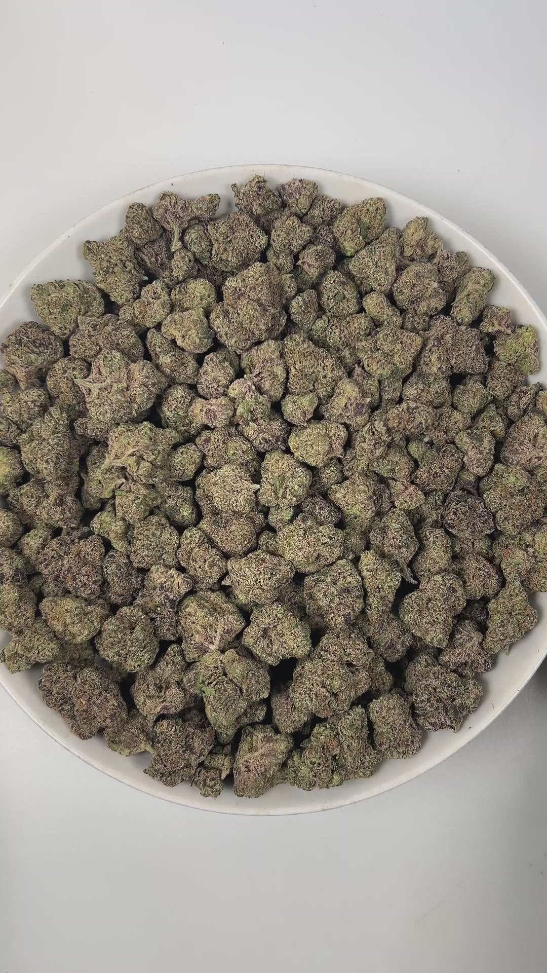 PUFFY Bolo Runtz is an indica-dominant hybrid THCa strain, born from the legendary pairing of Gelato and ZKZ. The aroma bursts with bright citrus notes, layered with a zesty freshness and grounded by subtle earthy undertones. Visually, the buds are dense and vibrant, showcasing vivid green and deep purple hues, accented by bright orange pistils and a generous coating of sparkling trichomes. Consumers often report a balanced high that begins with a euphoric cerebral lift and gradually settles into a soothing