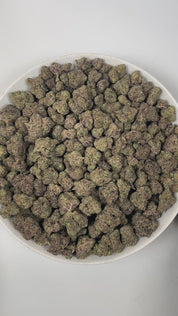 PUFFY Bolo Runtz is an indica-dominant hybrid THCa strain, born from the legendary pairing of Gelato and ZKZ. The aroma bursts with bright citrus notes, layered with a zesty freshness and grounded by subtle earthy undertones. Visually, the buds are dense and vibrant, showcasing vivid green and deep purple hues, accented by bright orange pistils and a generous coating of sparkling trichomes. Consumers often report a balanced high that begins with a euphoric cerebral lift and gradually settles into a soothing