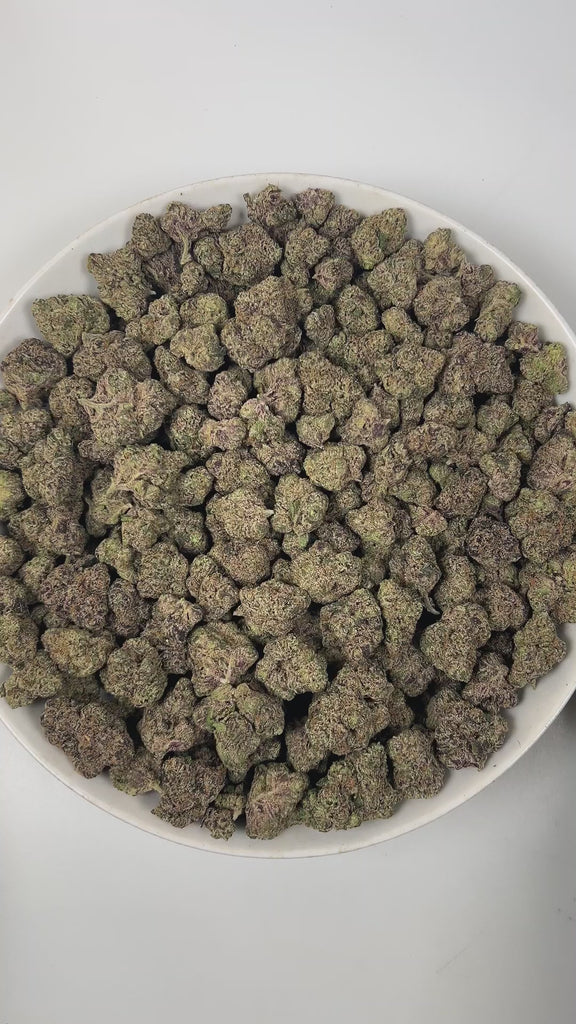 PUFFY Bolo Runtz is an indica-dominant hybrid THCa strain, born from the legendary pairing of Gelato and ZKZ. The aroma bursts with bright citrus notes, layered with a zesty freshness and grounded by subtle earthy undertones. Visually, the buds are dense and vibrant, showcasing vivid green and deep purple hues, accented by bright orange pistils and a generous coating of sparkling trichomes. Consumers often report a balanced high that begins with a euphoric cerebral lift and gradually settles into a soothing