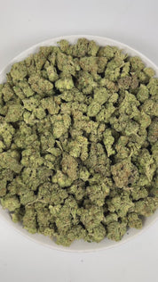 PUFFY Lemon Cake is a sativa-dominant hybrid THCa strain, born from the flavorful union of Lemon Skunk and Cheese. The aroma greets you with rich notes of warm vanilla, intertwined with soft, doughy undertones and a creamy finish that lingers invitingly. Visually, dense spring green buds with hints of purple are threaded with fiery orange pistils and coated in a sparkling layer of sticky trichomes. Consumers often report feeling euphoric and uplifted, with a vibrant sense of vitality and focused clarity tha