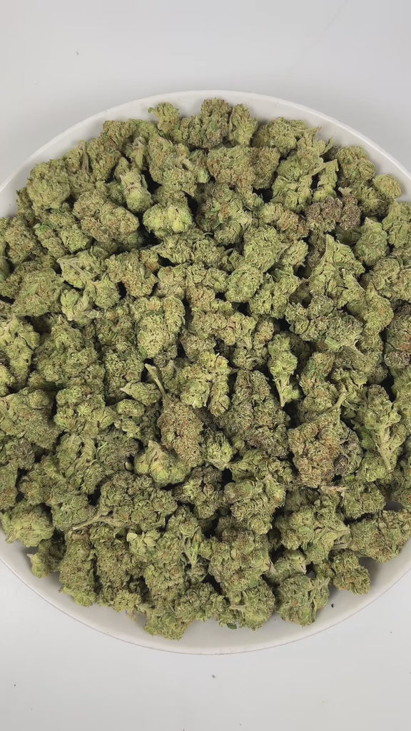 PUFFY Lemon Cake is a sativa-dominant hybrid THCa strain, born from the flavorful union of Lemon Skunk and Cheese. The aroma greets you with rich notes of warm vanilla, intertwined with soft, doughy undertones and a creamy finish that lingers invitingly. Visually, dense spring green buds with hints of purple are threaded with fiery orange pistils and coated in a sparkling layer of sticky trichomes. Consumers often report feeling euphoric and uplifted, with a vibrant sense of vitality and focused clarity tha