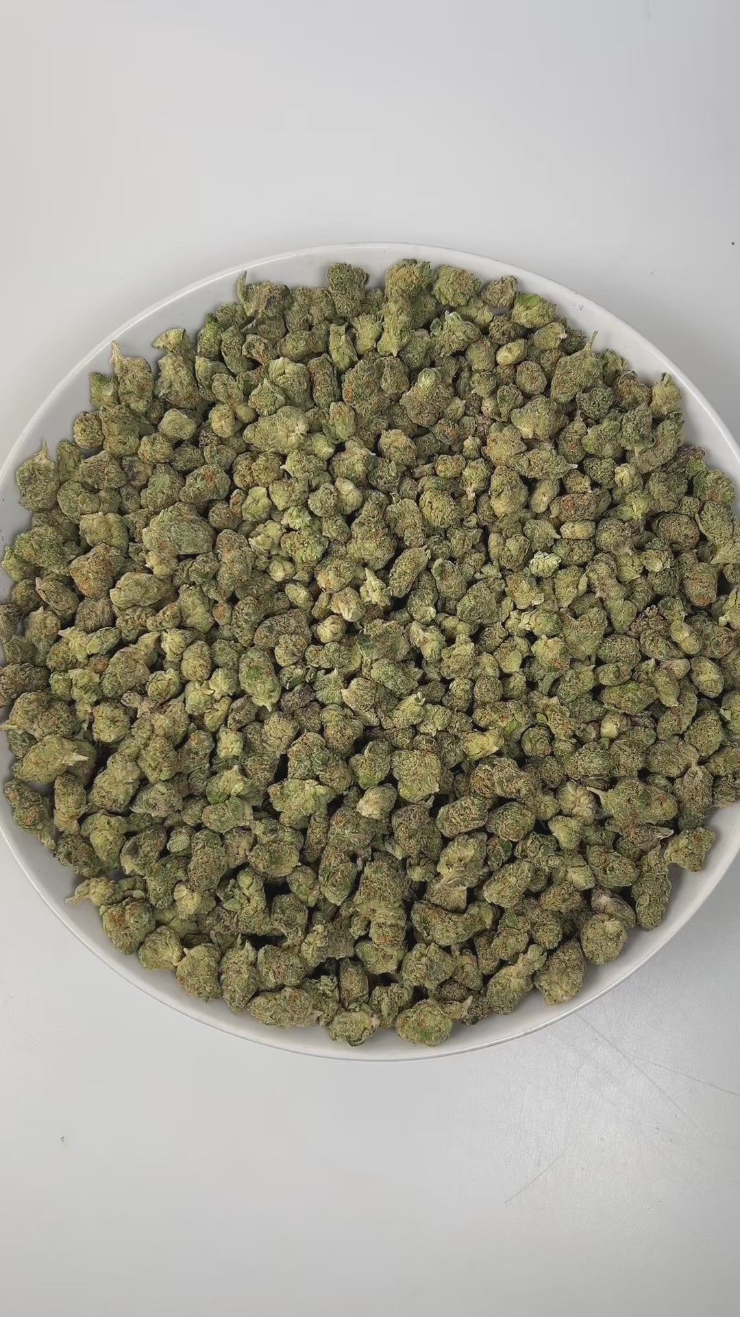 PUFFY Alien OG (smalls) is a balanced hybrid THCa strain, spawned from the renowned pairing of Tahoe OG and Alien Kush. The aroma is a vibrant blend of zesty lemon and fresh pine, awakening the senses with a bright, invigorating freshness. Visually, dense green buds with purple hues and fiery orange pistils are coated in sticky trichomes. Consumers often report a fast-onset cerebral high that brings euphoria, uplifted mood, creativity, and focus, followed by soothing body relaxation.