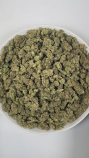 PUFFY Jelly Breath is an indica-dominant hybrid THCa strain, created from the legendary pairing of Mendo Breath and Do‑Si‑Dos. The aroma bursts with a delicate floral sweetness, layered with juicy, ripe berry notes that linger enticingly. Visually, the buds are dense and vibrant green, accentuated by deep purple hues and bright orange pistils, all generously coated in a frosty layer of thick trichomes. Consumers often report a deeply calming experience that begins with a gentle mental uplift and gradually f