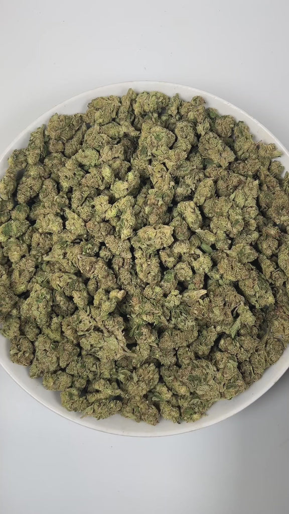 PUFFY Jelly Breath is an indica-dominant hybrid THCa strain, created from the legendary pairing of Mendo Breath and Do‑Si‑Dos. The aroma bursts with a delicate floral sweetness, layered with juicy, ripe berry notes that linger enticingly. Visually, the buds are dense and vibrant green, accentuated by deep purple hues and bright orange pistils, all generously coated in a frosty layer of thick trichomes. Consumers often report a deeply calming experience that begins with a gentle mental uplift and gradually f