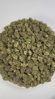 PUFFY L'Orange is a sativa-dominant hybrid THCa strain, born from the flavorful cross of Oregon Lemon and Orange Crush. The aroma bursts with vibrant citrus notes balanced by deep, earthy undertones, finished with a sharp, pungent kick that commands attention and leaves a lasting impression. Visually, the buds are dense, with vibrant forest-green hues, orange pistils, and a heavy coat of frosty white trichomes. Consumers often describe an uplifting and energizing head high that boosts focus, motivation, and