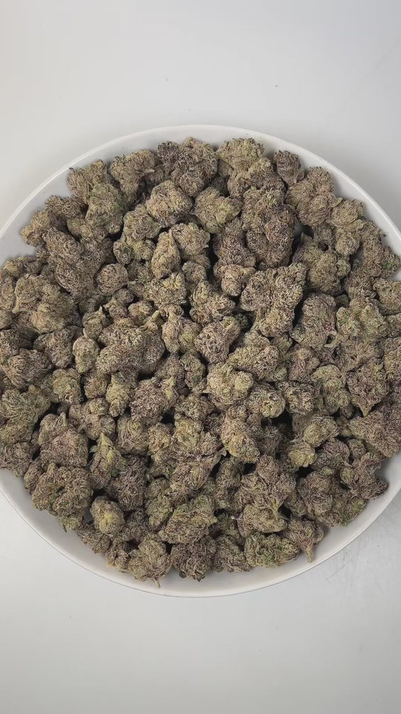 PUFFY Lollipop is an indica-dominant hybrid THCa strain, born from the legendary pairing of Cinderella 99 × Romulan. The aroma is a delightful blend of sweet berries with subtle piney undertones, creating a fragrant and inviting scent. Visually, dense green buds with purple hues and fiery orange pistils are coated in sticky trichomes. Consumers often report a gentle wave of euphoria accompanied by deep relaxation and a soothing sense of calm, making it highly effective for stress relief.