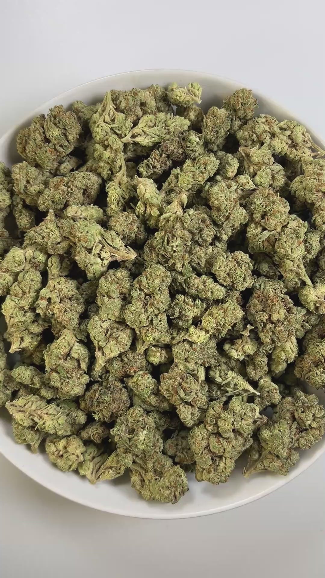 PUFFY LA Kush Cake is an indica-dominant hybrid THCa strain, born from the flavorful cross of LA Confidential and Wedding Cake. The aroma delights with rich, creamy notes, sweet undertones, and a smooth hint of vanilla. Visually, dense green buds shimmer with resin, highlighted by orange pistils and frosty trichomes. Consumers often report a soothing body relaxation, uplifted mood, gentle mental clarity, and a noticeable boost in appetite.
