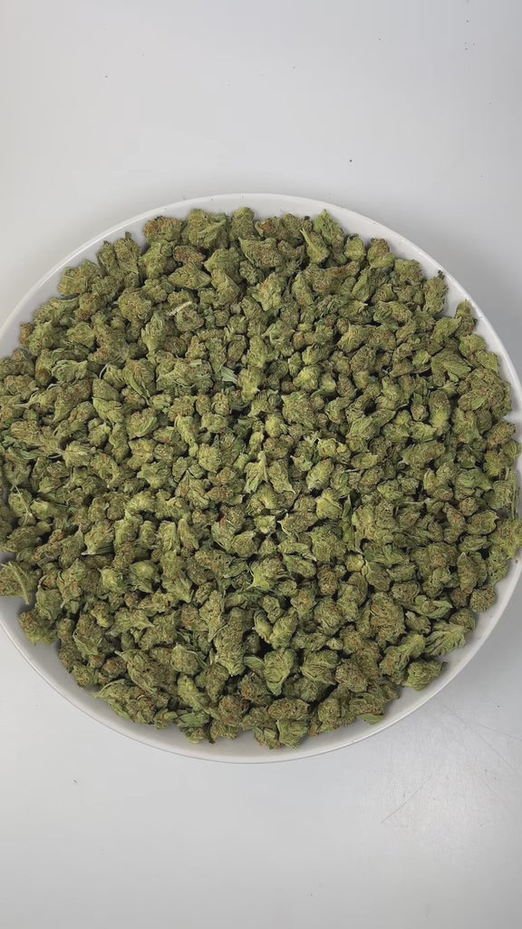 PUFFY Big Easy OG (smalls) is an indica-dominant hybrid THCa strain, born from the legendary pairing of 818 Pure SFV OG and The White. The aroma opens with a bold, musky foundation layered with sharp notes of cracked pepper and a bright twist of fresh lime, creating a complex and invigorating sensory experience. Visually, dense deep green buds with purple hues and fiery orange pistils are coated in sticky trichomes. Consumers often report a relaxing, calming experience marked by indica-dominant body relaxat