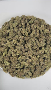 PUFFY Lemon Gushers is an indica-dominant hybrid THCa strain, born from the renowned cross of Gelato 41 and Triangle Kush. The aroma is a delightful blend of sweet candy and zesty lemon‑berry notes, grounded by subtle earthy undertones. Visually, the buds are dense and light green with hints of purple, accented by vibrant orange pistils and coated in a sparkling layer of trichomes. Consumers often report a rapid uplift in mood and a sense of mental clarity, followed by a warm, relaxing body sensation.
