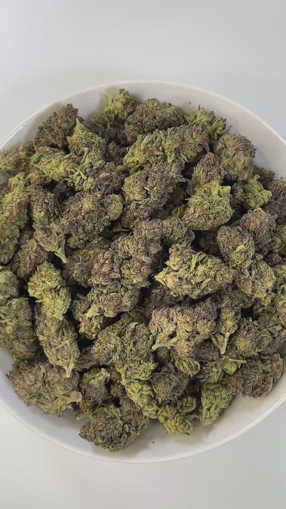 PUFFY Gusher Cream is a potent indica-dominant hybrid THCa strain crafted from the flavorful fusion of Gelato #41 and the legendary Triangle Kush. The aroma is a delightful fusion of creamy richness, sweet cake, and a burst of juicy freshness. Visually, the buds are dense and resinous, with rich green and purple hues, fiery orange pistils, and a heavy dusting of frosty white trichomes. Consumers often report a sparkling cerebral rush that uplifts the mood and enhances mental clarity, followed by a gentle, f
