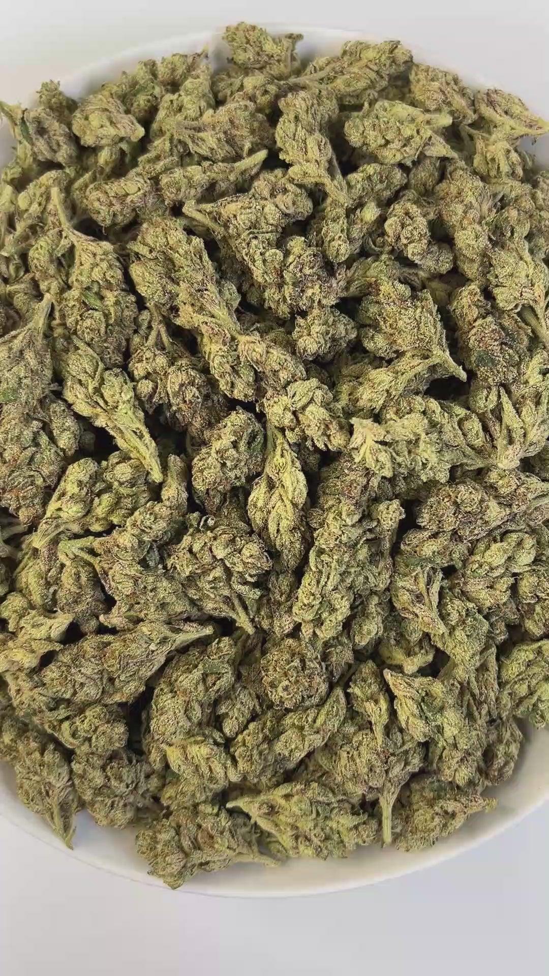 PUFFY Candy Cream is an indica-dominant hybrid THCa strain, born from the flavorful cross of Skywalker and Dolato. The aroma is a delightful blend of sweet, creamy vanilla with a bright, citrusy twist. Visually, the buds are dense and chunky, with bright greens, touches of purple, fiery orange pistils, and a thick coat of frosty trichomes. Consumers often describe the experience as deeply relaxing yet joyfully uplifting, bringing waves of euphoria and sparking bursts of creativity.
